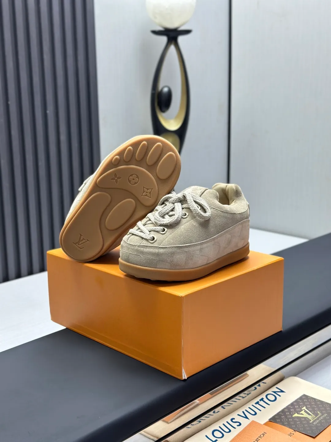 👟👟Ex-factory price 720👟👟 Top version LV-Louis Vuitton-Bread Catwalk New Style 1:1 development replica of the original version! ! The upper foot is very comfortable. It is made of luxurious materials and fine workmanship. The midsole is printed with English letters "Made in Europe". The upper is made of calfskin imported from Italy. The side is decorated with the brand's LOGO and signature. The latest latex foot pads and mesh lining make the foot feel super comfortable. The original two-color TPU combination outsole is specially provided by the original factory. Bag technology Goodyear stitched edges Fabric: Exclusive customized first-layer cowhide Accessories: Exclusive private model Vuitton logo, lining: Customized silk mesh lining - first-layer silk cowhide lining Outsole: TPU combination outsole wear-resistant, non-slip and anti-yellowing Foot pads: new latex pads-mesh sweat-absorbent Counter technology: fully computerized sewing machine wire drawing Toe box back cover Hot and cold shaping Full set of pull-top lasts with medium and low logo patterns Counter packaging - Shoelaces, certificates, cards, instructions, certificates, dust bags, the most complete packaging on the entire network, women's models 35-40 men's models are under development